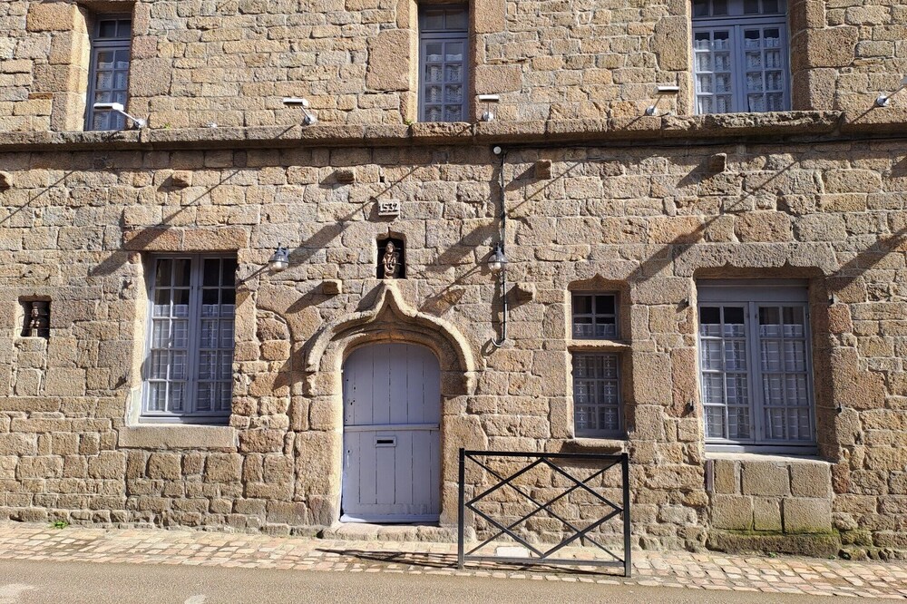 Appartement Centre Ville Dans une Authentique Demeure Bretonne du XVI ème