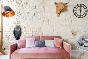 Télévision, cheminée, chaîne hi-fi