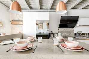 Réfrigérateur, micro-ondes, four, plaque de cuisson