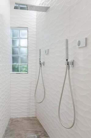 Shower, hair dryer, towels, soap - Loft with character and quality fittings (Saint-Laurent-d'Aigouze)
