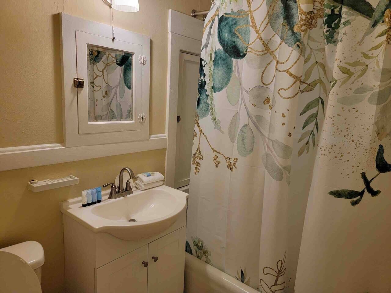 Historic Carriage House-True One Bedroom Apartment