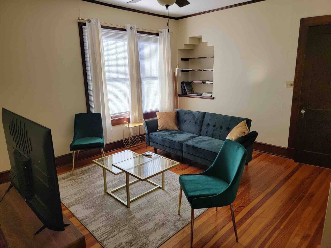 Historic Carriage House-True One Bedroom Apartment