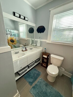 Een haardroger, handdoeken, toiletpapier