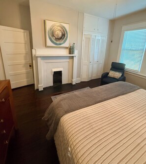 2 slaapkamers, een bureau, een strijkplank/strijkijzer, gratis wifi