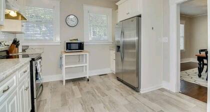 L👀K at my BIG PORCH & BIG parking area!