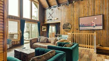 Casa, varias camas, patio, vista a la montaña (Alpen Adventures) | Área de sala de estar | Televisión de pantalla plana de 50 pulgadas con canales digitales