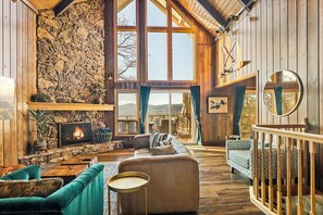 Living area - Alpen Adventures Stunning Sunset Views (Lake Arrowhead)
