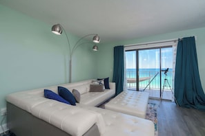 Appartement, meerdere bedden, balkon, uitzicht op oceaan (Turtle Love) | Woonruimte | Een 42-inch flatscreentelevisie met digitale zenders
