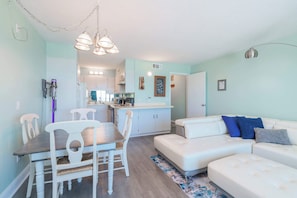 Condo, varias camas, balcón, vista al océano (Turtle Love) | Interior