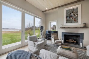 Smart TV, chimenea y libros 