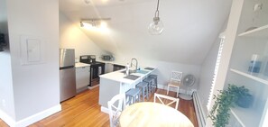 Køleskab, mikrobølgeovn, ovn, kogeplade