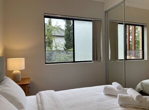 3 bedrooms, WiFi, bed sheets - Sydney Two-Level 3BDR 3BATH near CBD & Olympic Park (Burwood)