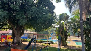 TV, toys - Pousada Ananda Chalés (São Pedro)