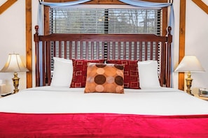 Kabin, 1 Tempat Tidur King dengan tempat tidur Sofa, balkon (Skipjack Cottage Branson) | 1 kamar tidur dan didekorasi berbeda-beda