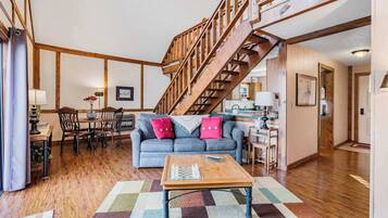 Cabin, 1 King Bed with Sofa bed, Balcony (Skipjack Cottage Branson) | Living area