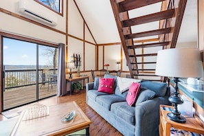 Kabin, 1 Tempat Tidur King dengan tempat tidur Sofa, balkon (Skipjack Cottage Branson) | Area keluarga | Televisi layar datar 41-inci dengan saluran TV digital dan perapian