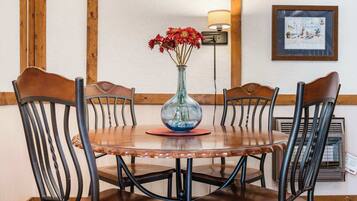 Cabin, 1 King Bed with Sofa bed, Balcony (Skipjack Cottage Branson) | Dining