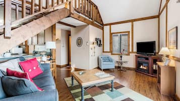 Kabin, 1 Tempat Tidur King dengan tempat tidur Sofa, balkon (Skipjack Cottage Branson) | Area keluarga | Televisi layar datar 41-inci dengan saluran TV digital dan perapian