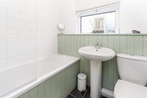 Combined shower/bathtub, towels