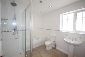 Hårføner og håndklær