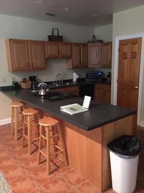 Mikrobølgeovn, ovn, kokeplater og kaffetrakter/tekoker