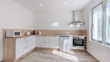 Een koelkast, een microgolfoven, een oven, een vaatwasser