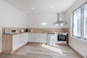 Kjøleskap, mikrobølgeovn, ovn og oppvaskmaskin