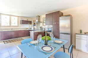 冷蔵庫、電子レンジ、オーブン、食器洗い機