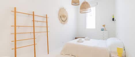 1 habitación, tabla de planchar con plancha, wifi gratis y ropa de cama