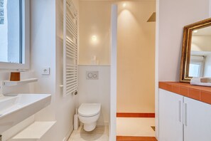 Amenidades de baño gratuitas, secadora de cabello, toallas 