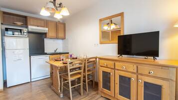 Coffee/tea maker, fridge, microwave, dishwasher
