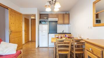 Køleskab, mikrobølgeovn, opvaskemaskine, kaffe-/temaskine