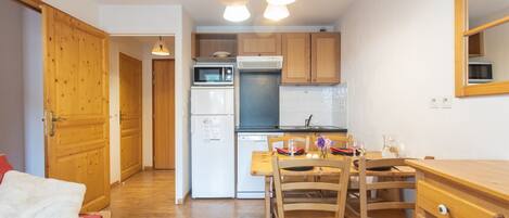 Refrigerador, microondas, lavavajillas y cafetera y tetera