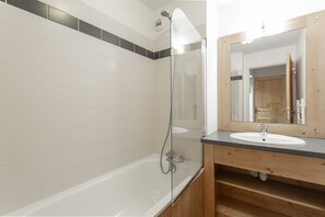Gratis toiletartikelen, een haardroger, handdoeken