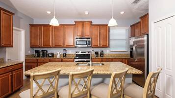 Maison, plusieurs lits, accès piscine, vue piscine (Adventurer’s Oasis) | Cuisine privée | Réfrigérateur, micro-ondes, four, plaque de cuisson