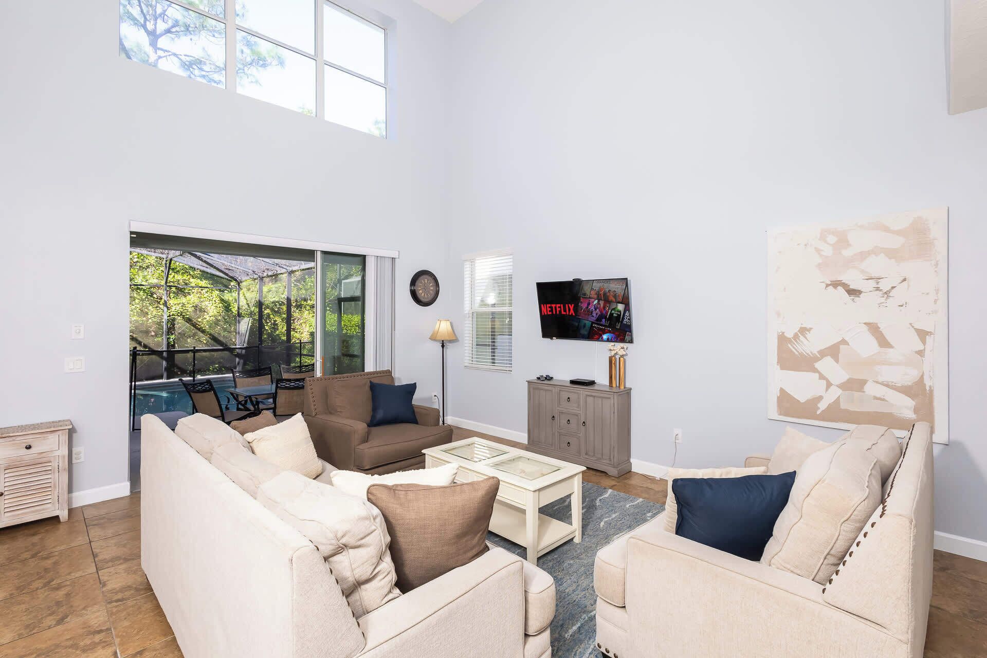 Maison, plusieurs lits, accès piscine, vue piscine (Adventurer’s Oasis) | Coin séjour | Télévision à écran plat de 42 pouces avec chaînes numériques