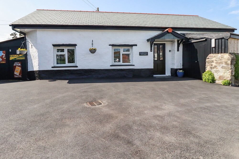 HARVENNA COTTAGE, pet friendly, with a garden in Crackington Haven