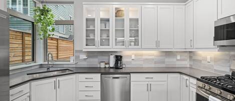 ثلاجة، ميكروويف، فرن، موقد طهي مسطح