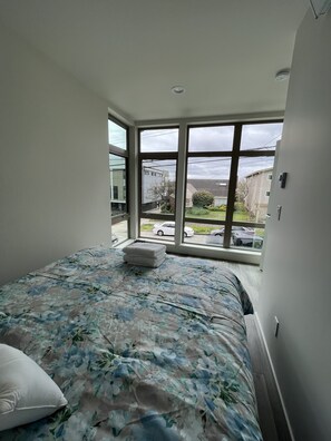 3 bedrooms, desk, iron/ironing board, travel crib