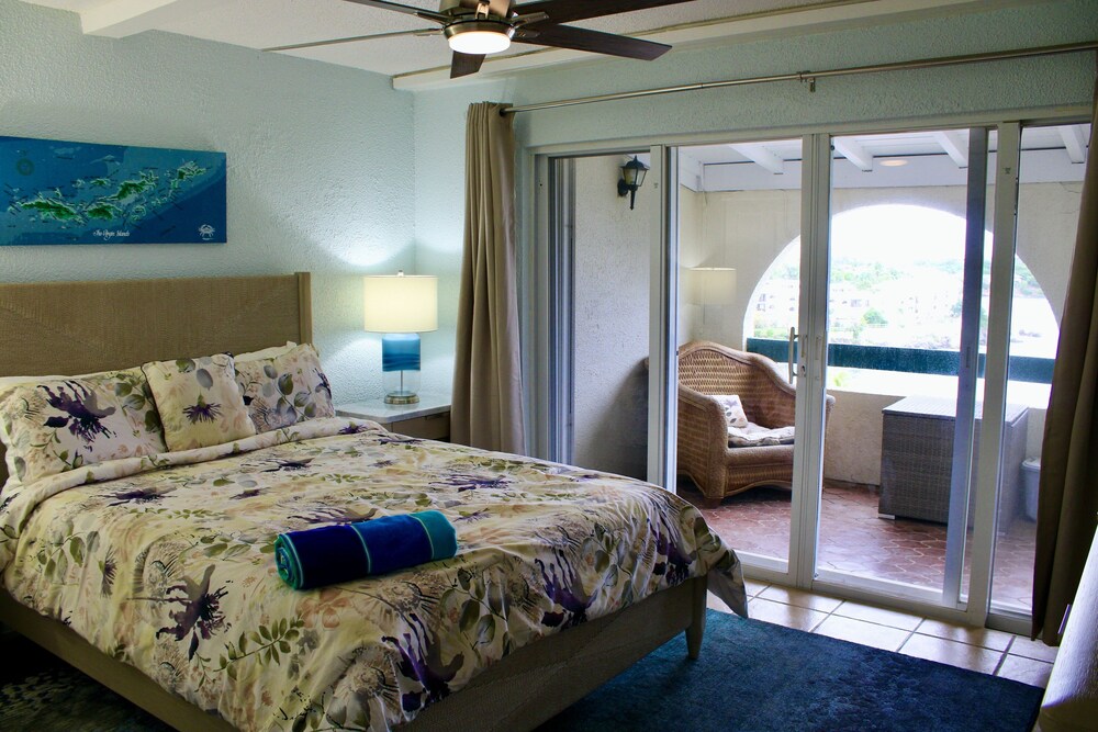 Bay Breeze Condo Walking Distance to the Beach! Nazareth Vrbo