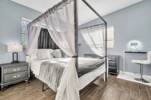 2 bedrooms, iron/ironing board, WiFi, bed sheets - The Pool House -Private Heated Pool w Entire House ~ PETS WELCOME! (Largo)