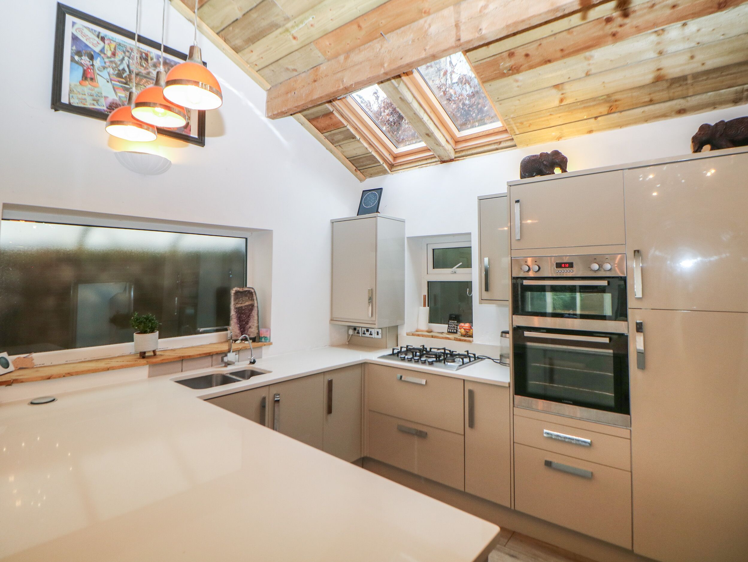 COMPTON LODGE, pet friendly, with a garden in Buxton