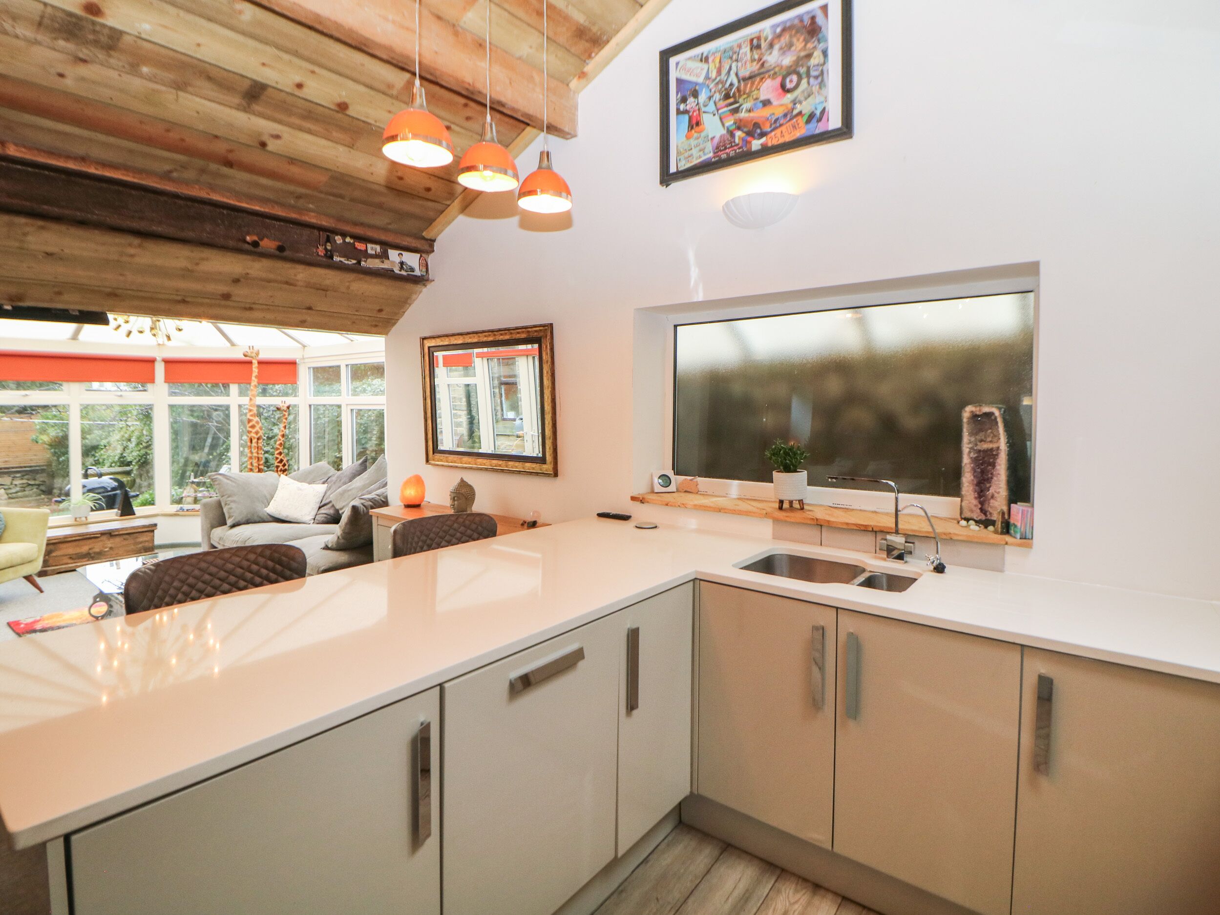 COMPTON LODGE, pet friendly, with a garden in Buxton