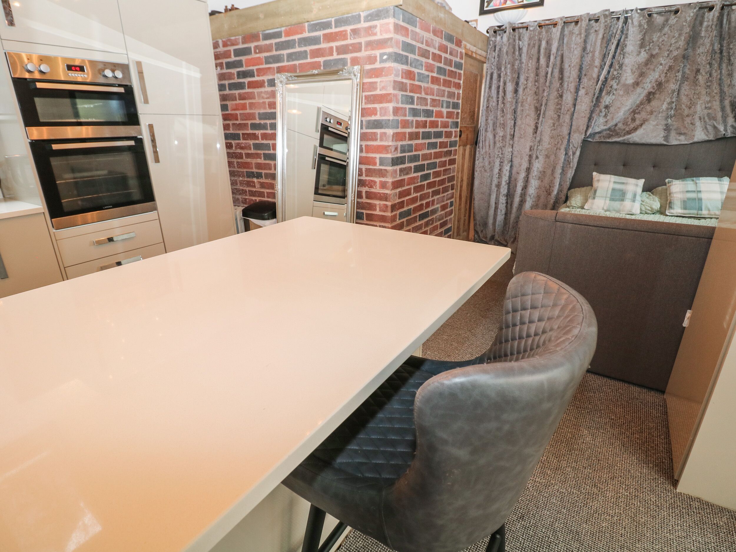 COMPTON LODGE, pet friendly, with a garden in Buxton