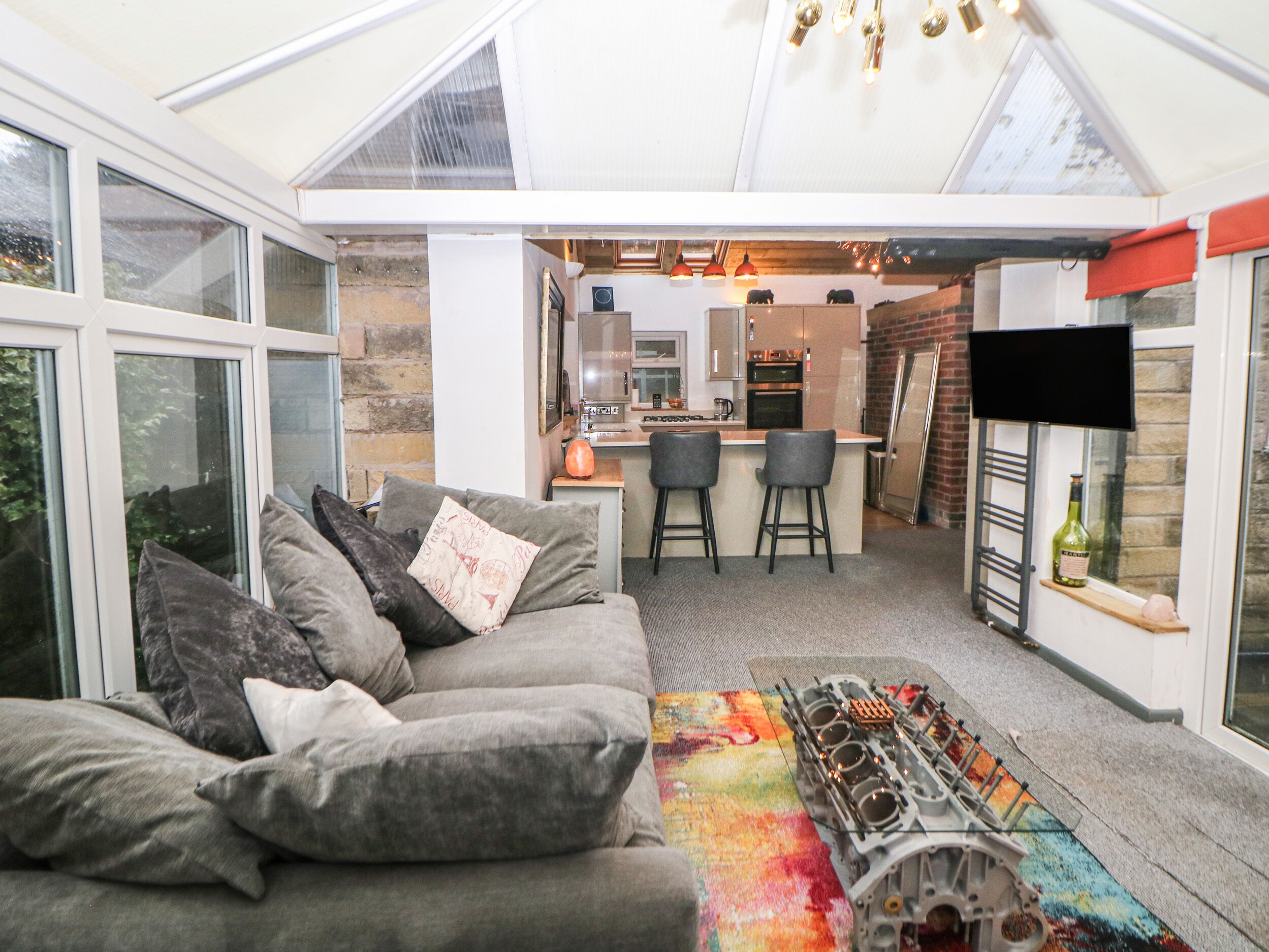 COMPTON LODGE, pet friendly, with a garden in Buxton