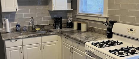 Réfrigérateur, micro-ondes, plaque de cuisson, cafetière/bouilloire