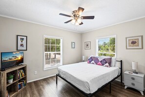 3 bedrooms, iron/ironing board, WiFi, bed sheets