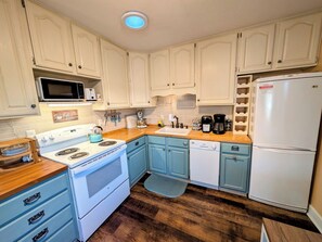 Køleskab, mikrobølgeovn, ovn, kogeplade