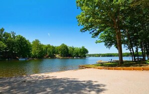 Sun loungers, beach towels - Enjoy a Hot Tub, 4-Player Retro Arcade, Pub, Golf, Lake View - The Lucky Duck!!! (Locust Grove)