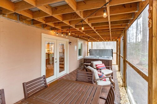 Enjoy a Hot Tub, 4-Player Retro Arcade, Pub, Golf, Lake View - The Lucky Duck!!!